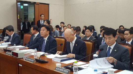 이효성 위원장(오른쪽 두번째) 은 13일 오전 서울 여의도 국회에서 열린 국회 과학기술정보방송통신위원회 국정감사에 출석했다. <김지영기자>